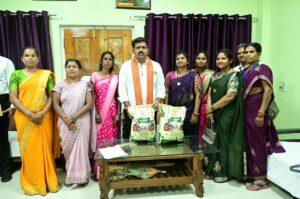 उप मुख्यमंत्री विजय शर्मा से मिलीं माँ दंतेश्वरी महिला किसान उत्पादक कंपनी की सदस्य, उप मुख्यमंत्री ने एनपीओपी प्रमाणन मिलने पर दी बधाई….
