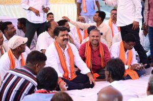 ग्रामीणों के बीच जमीन पर बैठकर उप मुख्यमंत्री विजय शर्मा ने किया आत्मीय संवाद, 74.80 लाख रुपए के विकास कार्यों की दी सौगात….